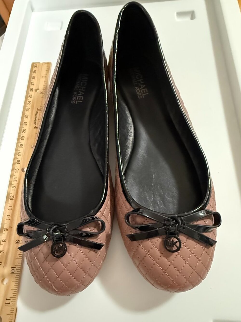 Michael Kors Women's Shoes Ballet Flats Quilted Tan Black Bows Logo Charm Size 8